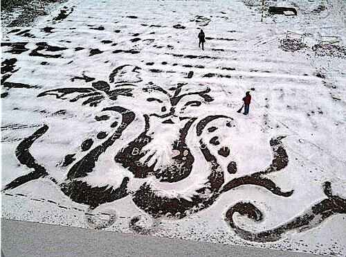 Снег, метла и красота: дворник рисует картины на запорошенном асфальте