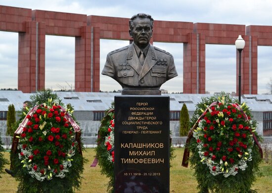 На Федеральном военном мемориальном кладбище состояльсь открытие памятника Михаилу Калашникову