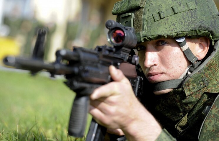 Чемезов: решение о выборе АК-12 для экипировки «Ратник» будет принято в течение полугода