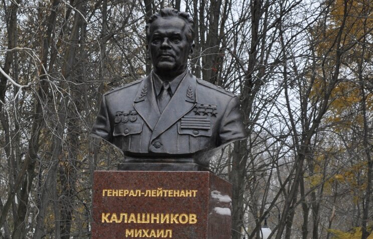 Мемориалы Калашникову и Устинову открыли в Ижевске
