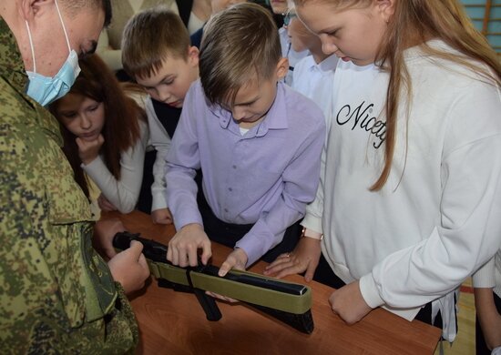 Военнослужащие российской военной базы в Киргизии провели Урок мужества для учащихся школы №2 Минобороны РФ